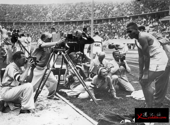 兰妮・莱芬斯坦（Leni Riefenstahl）应希特勒的要求拍摄1936年柏林奥运。图中莱芬斯坦（坐在摄影机右边）和她的工作人员将焦点聚集在赢