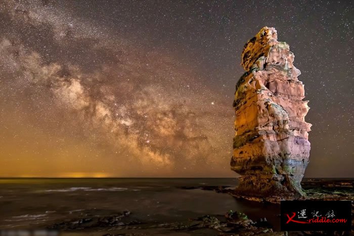 巨石在满布星光的夜空衬托下，不再单调。