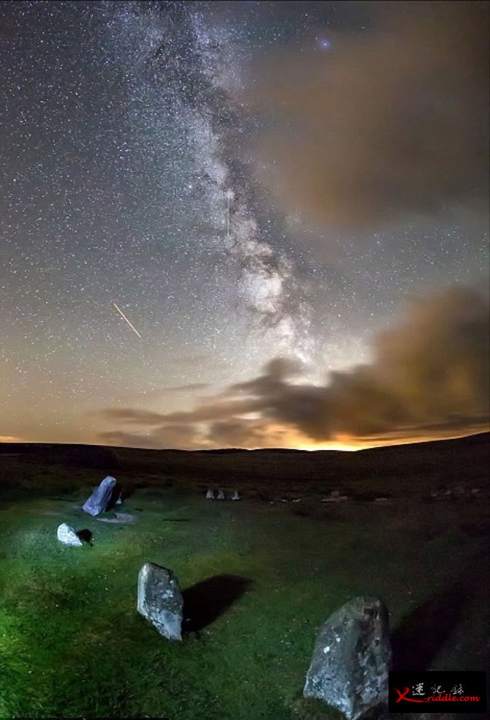 小小流星点缀银河般的夜空。