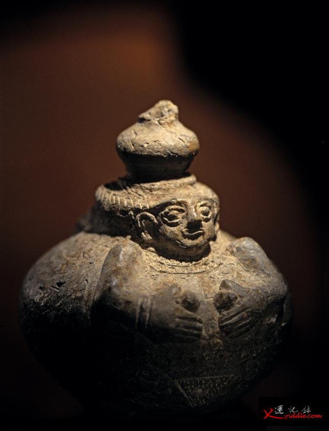 这座特别的雕像出土于乌尔克什，年代约在公元前2400年，上面所雕的可能是胡利安诸神灵中的一个冥界之灵。 Photograph by Kenneth Garret