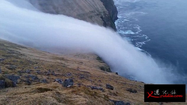 冰岛布雷扎峡湾罕见自然奇观：山顶浓雾如瀑布一般流下海崖