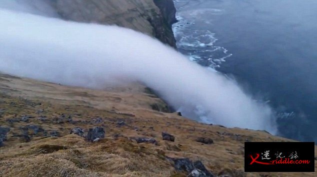 冰岛布雷扎峡湾罕见自然奇观：山顶浓雾如瀑布一般流下海崖