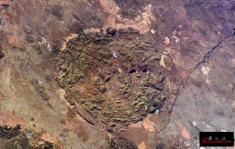NASA 称，该地形的形成历经了数亿年的多个阶段的地质活动。