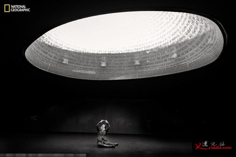 西班牙摄影师阿塞尼利亚斯（Javier Arcenillas）在2004年马德里火车恐袭纪念馆，拍下一名小女孩仰首凝望的照片。
