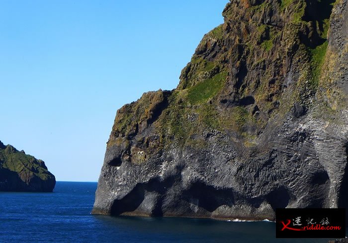冰岛韦斯特曼纳火山群岛中最大的赫马岛岸边：巨大“大象”趴在蔚蓝海里喝水