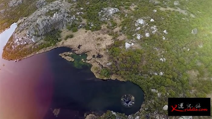 葡萄牙埃什特雷拉山自然公园湖上竟然出现一个“地球破洞”