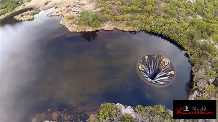 葡萄牙埃什特雷拉山自然公园湖上竟然出现一个“地球破洞”