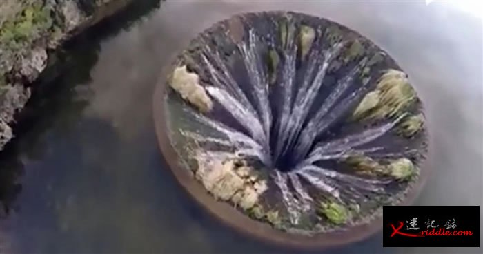 葡萄牙埃什特雷拉山自然公园湖上竟然出现一个“地球破洞”