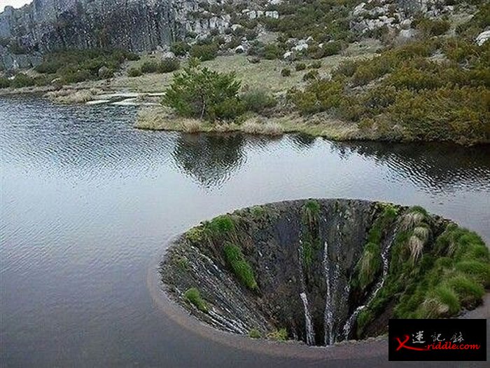 葡萄牙埃什特雷拉山自然公园湖上竟然出现一个“地球破洞”