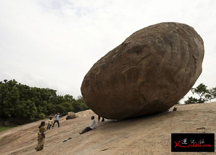 印度马马拉普拉姆250吨巨石反地心吸力屹立斜坡1300年
