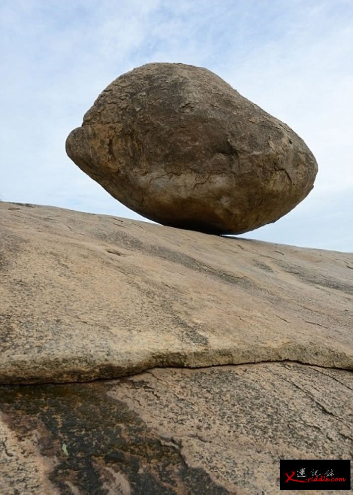 印度马马拉普拉姆250吨巨石反地心吸力屹立斜坡1300年