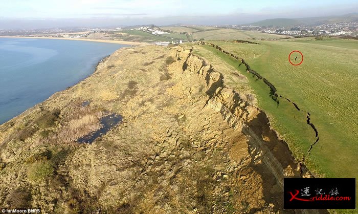 英国多塞特郡侏罗纪海岸发生大规模山泥倾泻 造成300米长壮观巨型裂缝