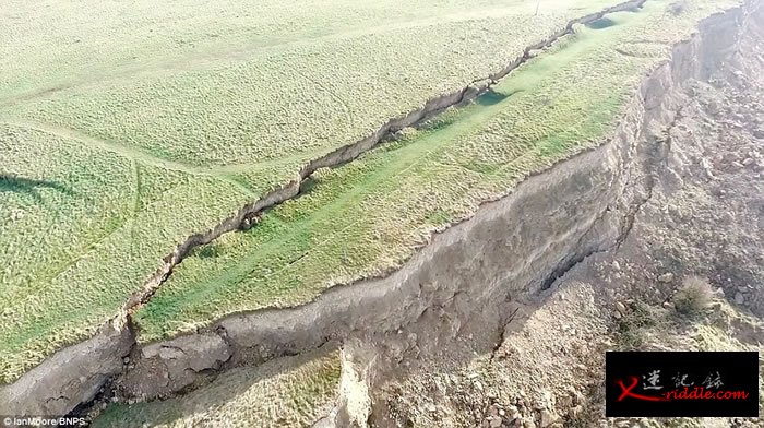 英国多塞特郡侏罗纪海岸发生大规模山泥倾泻 造成300米长壮观巨型裂缝
