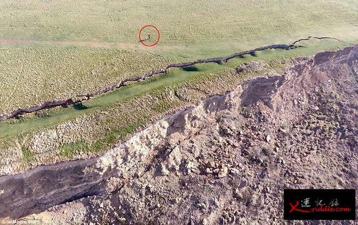 英国多塞特郡侏罗纪海岸发生大规模山泥倾泻 造成300米长壮观巨型裂缝