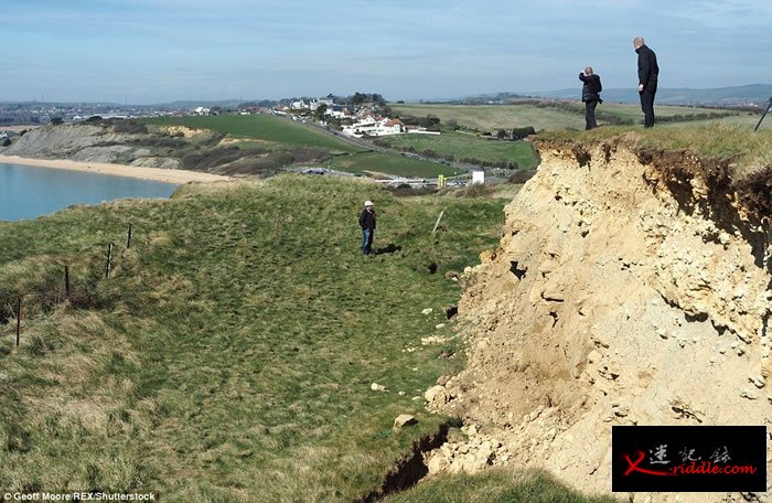 英国多塞特郡侏罗纪海岸发生大规模山泥倾泻 造成300米长壮观巨型裂缝