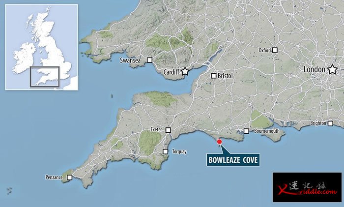 英国多塞特郡侏罗纪海岸发生大规模山泥倾泻 造成300米长壮观巨型裂缝
