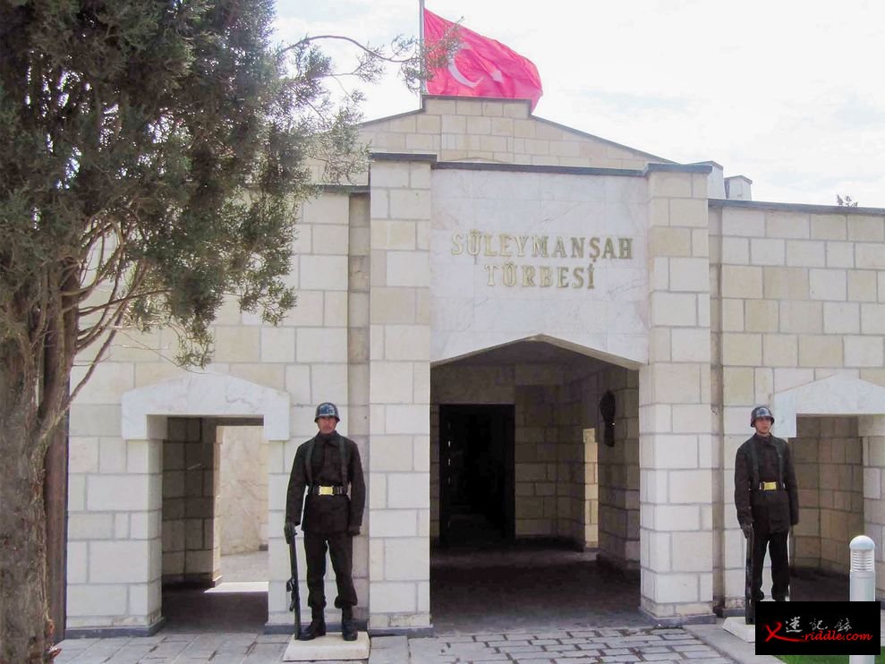 土耳其卫兵在叙利亚阿勒坡（Aleppo）东北方的苏莱曼‧沙阿之墓外站岗。