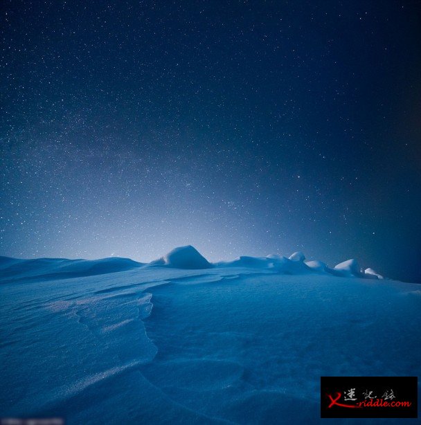 白茫茫的雪景，与夜空融为一体。