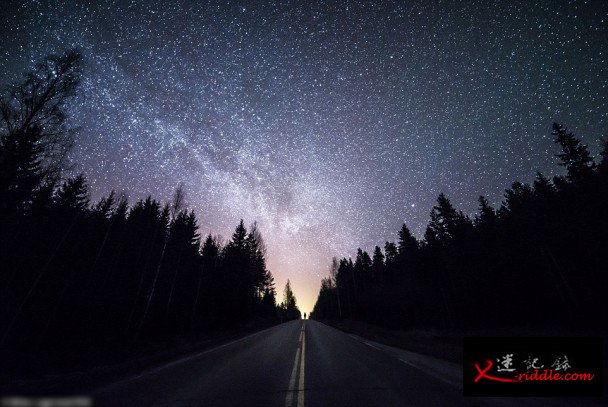 在道路两旁的树林衬托下，芬兰的夜空份外夺目。