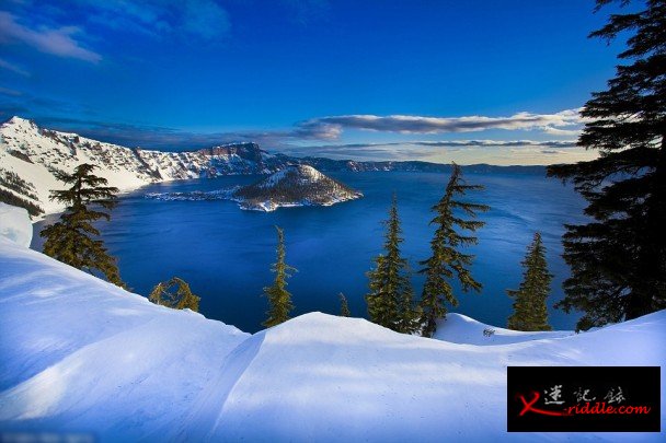 俄勒冈州的火山口湖国家公园，湖天一色加上漂亮雪景，犹如美丽的图画。