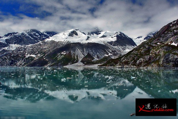 阿拉斯加州的冰川湾国家公园，湖面照出山的雪景。