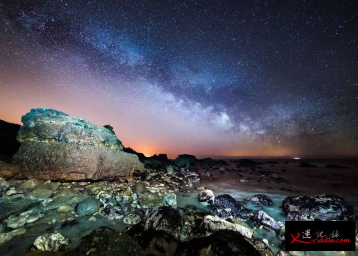山边嶙峋石块与夜空群星对照，令人感叹造物之美。