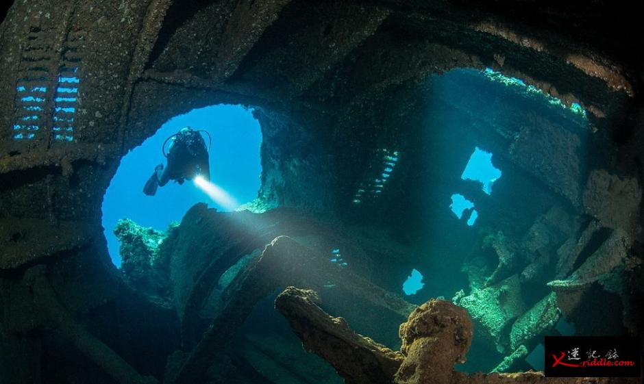 一名潜水员潜入特鲁克泻湖湖底