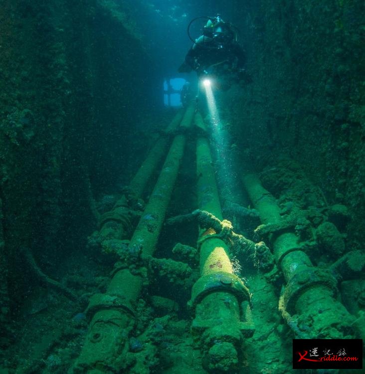 一名潜水员正探查“平安丸”号（Heian Maru）残骸上的潜望镜。
