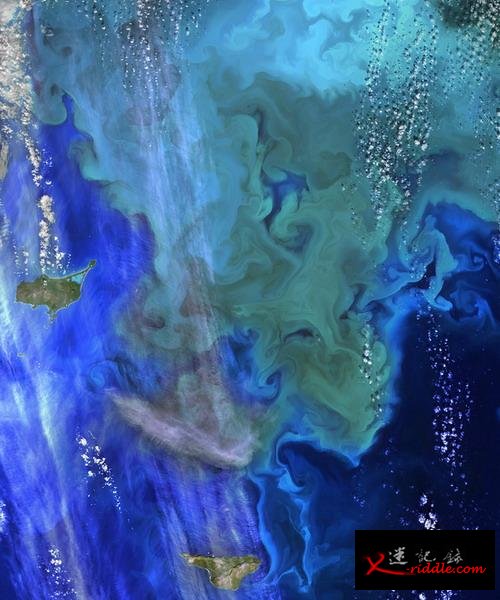 美国宇航局地球资源8号卫星拍摄到阿拉斯加州海域出现巨大的珍珠绿和蓝漆色“漩涡”