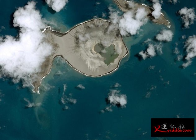 今次爆出的新岛屿，外形酷似一条鱼。