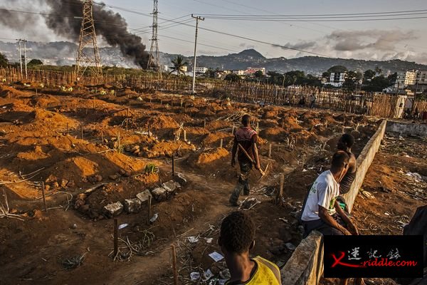 伊波拉疫情爆发期间，在狮子山自由城的汤姆王墓地工作一天后，挖掘工人停下工作休息。去年12月时，他们每天大约埋葬50具尸体，到​​了今年1