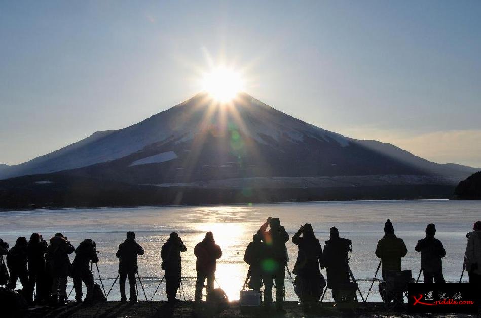 日本山梨县山中湖村湖畔惊现“钻石富士”奇景