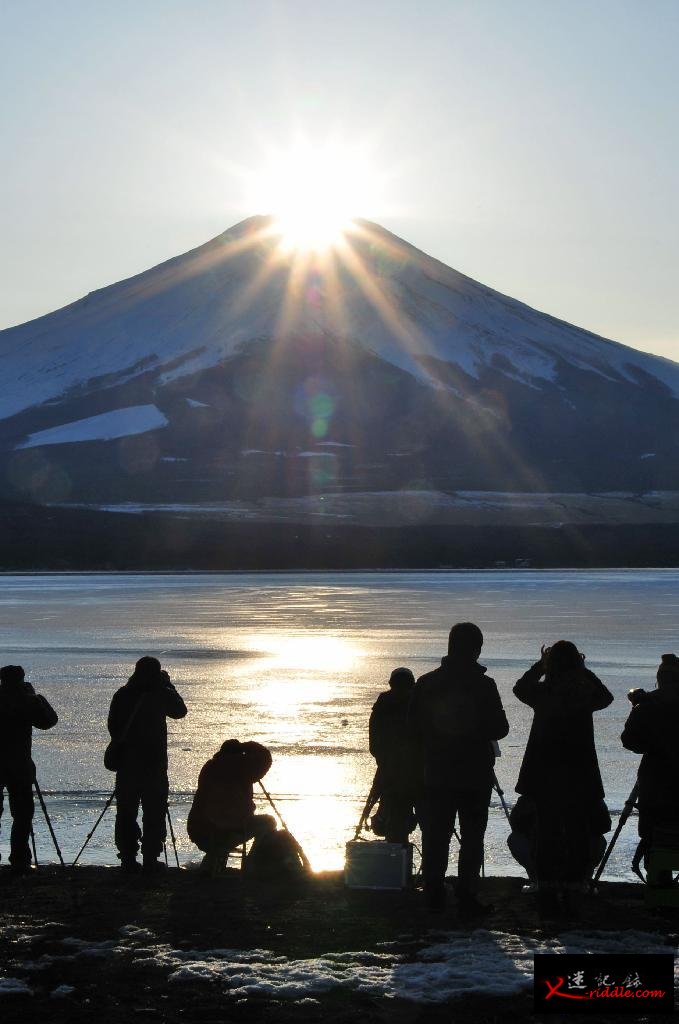 日本山梨县山中湖村湖畔惊现“钻石富士”奇景