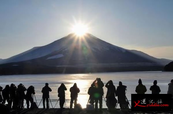 下午4点半的太阳正好经过富士山顶，看起来就像一颗耀眼的钻石。