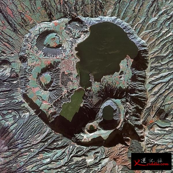 这是2014年12月6日西班牙“戴莫斯-2号”卫星拍摄的亚速尔群岛一个火山综合体，图中可看到两个颜色不一样的湖泊，一个蓝色，一个绿色，被称为“眼泪湖泊”。