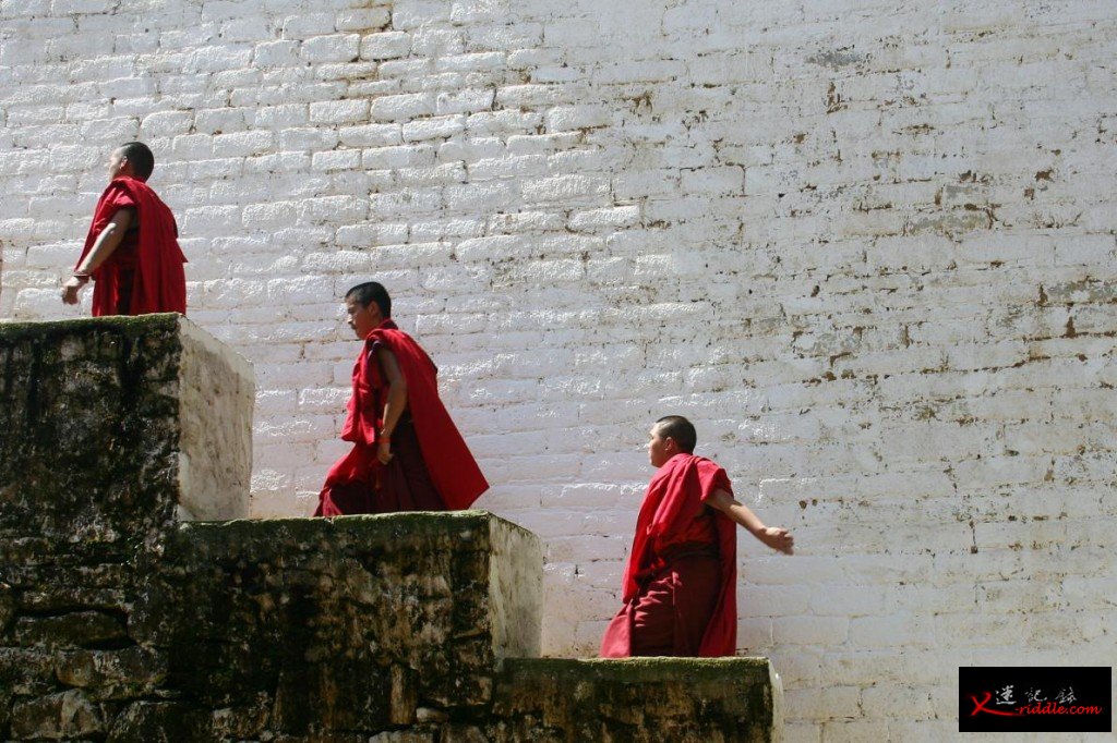 不丹，2010年，僧侣在宗教仪式后返回居所。 PHOTOGRAPH BY ALBERT PODELL