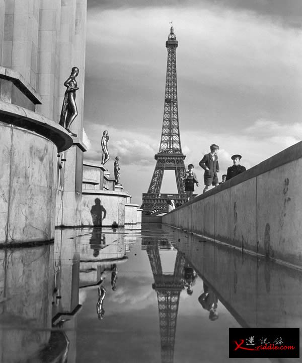 为世界博览会而建造的艾菲尔铁塔逾1889年完工。照片摄于1946年。