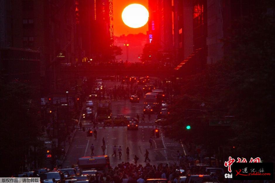 7月11日美国纽约曼哈顿再现“曼哈顿悬日”景观