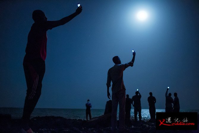贫困的非洲移民夜里聚集在吉布地市的海岸边，试图搜寻邻国索马利亚的廉价手机讯号，那是他们与国外的亲人之间微弱的连结。超过6万年来，我们人类靠着这种亲密的人际关系，