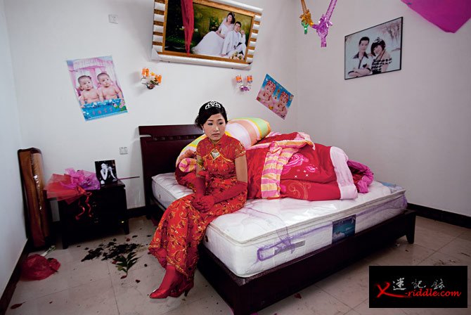 运河沿岸的村庄反映出中国过去与现在之间的拉锯。在微山湖边的渔村下辛庄，23岁的准新娘魏莉身穿传统的红色嫁衣。未来新房墙上的结婚照是几星期前拍的，照片中的她穿的是