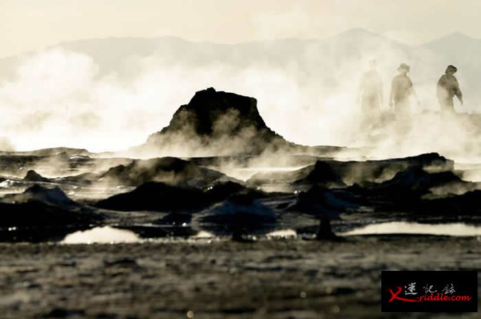 2015年，蒸气从加州沙尔顿湖岸附近的地热泥温泉里升起。 PHOTOGRAPH BY GREGORY BULL, AP