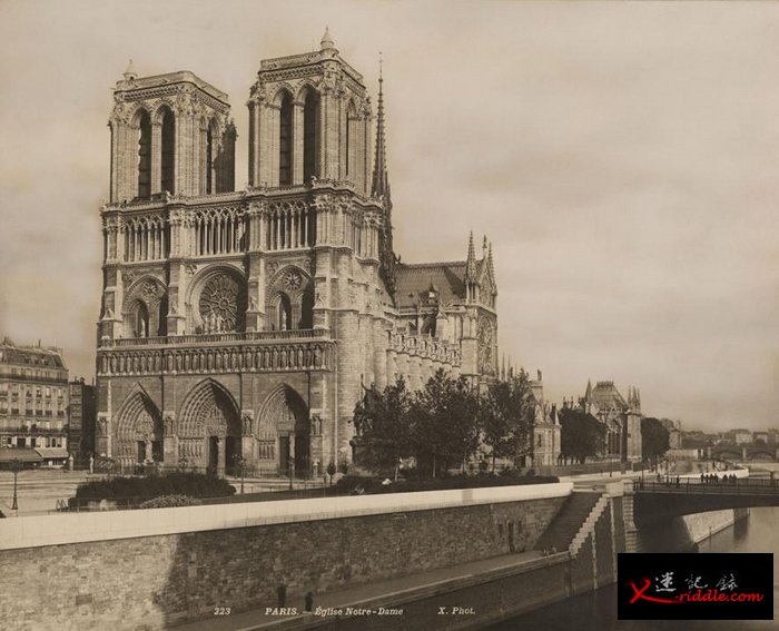 坐落在塞纳-马恩省河（Seine River）上的巴黎圣母院（此为1920年代的照片）几世纪以来一直是巴黎的象征。 这场大火蹂躏了这座建筑物，造成无法修复的破坏