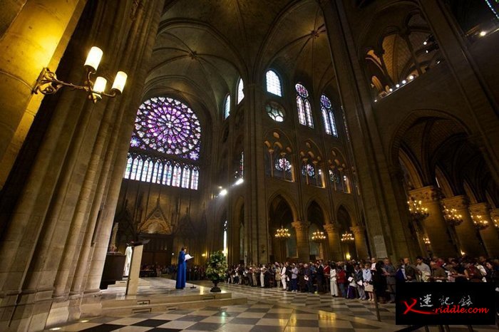 以彩色玻璃制成的玫瑰窗（Rose Window）在13世纪完成，描述的是旧约圣经中的场景。 PHOTOGRAPH BY CARSTEN PETER, NAT G