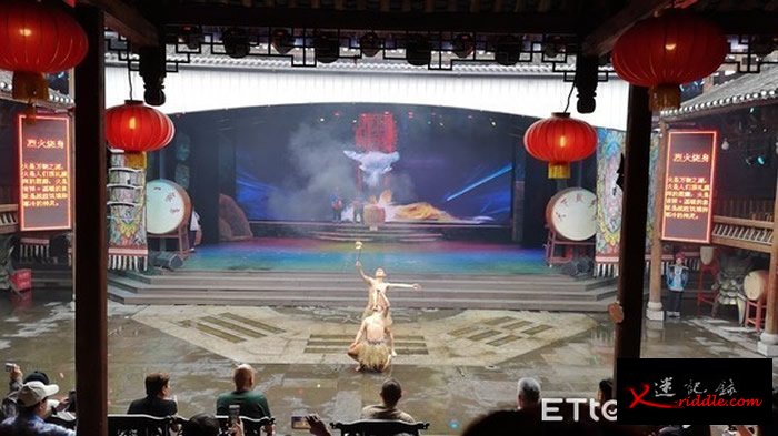 巫傩文化表演中的「烈火焚身」。（图／记者王致凯摄）