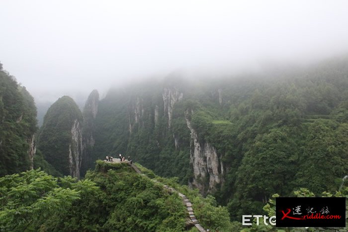 远眺问天台与后方的群峰。（图／记者王致凯摄）
