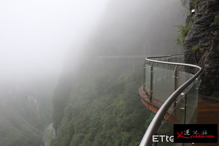 德夯峡谷矮寨栈道，距离谷底约500公尺，令人看了头皮发麻。（图／记者王致凯摄）
