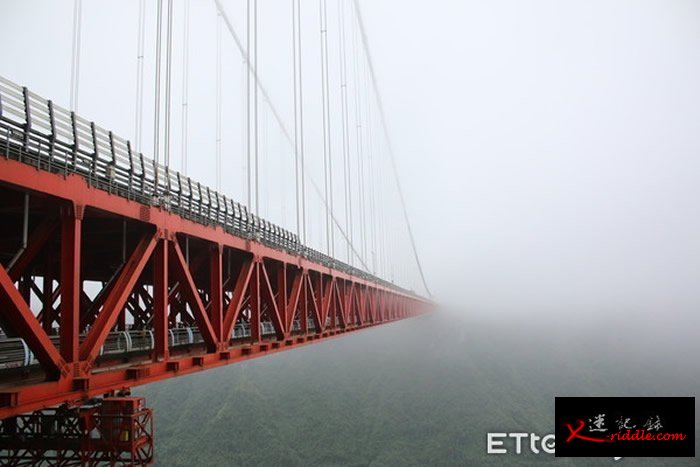 矮寨大桥深入云中，仿佛没有尽头。（图／记者王致凯摄）