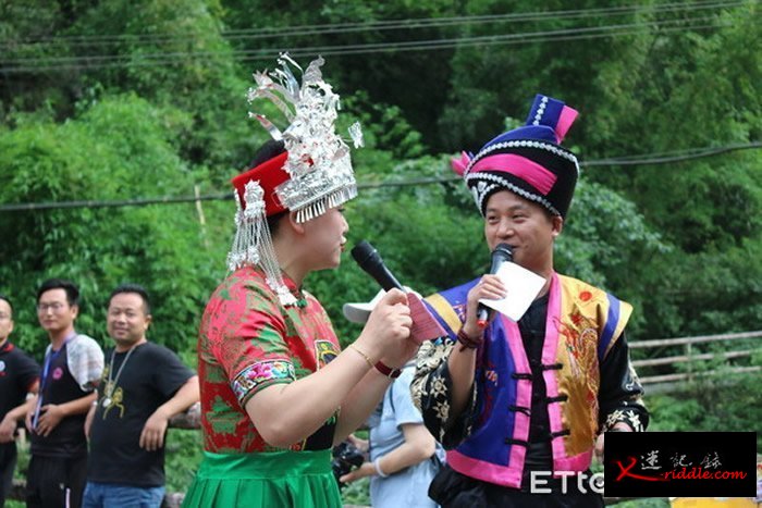 德夯苗寨男女对歌。（图／记者王致凯摄）