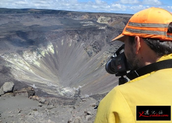 哈雷茂茂火山口出现温泉。