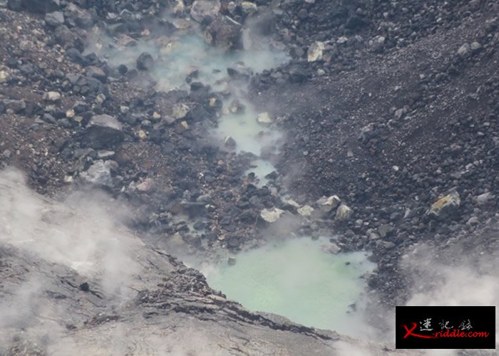 火山口充斥气体和硫磺。